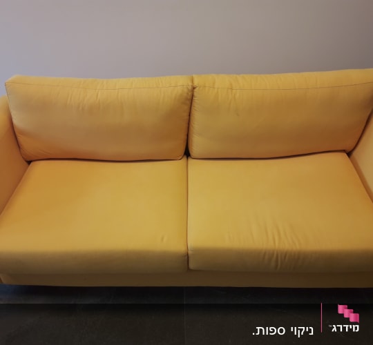 ספה צהובה עם כריות מושב ומשענת